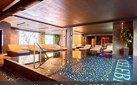 Twins Hotel & Spa
